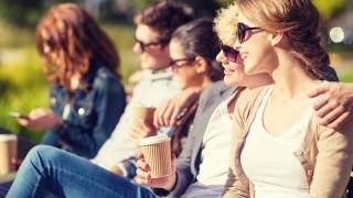 nuoret istuvat auringossa