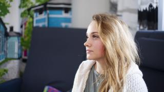 Henkilö sisätiloissa