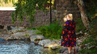 Lastensuojelun sosiaalityöntekijä Anniina Lappalainen seisoo Vantaanjoen rannalla.