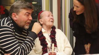 Suzanne Innes-Stubb tervehtii hoivakodin asukasta.