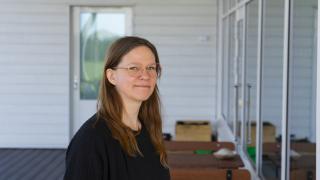 Henkilö katsoo kameraan.