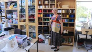 Henkilö esittelee kangaskassia