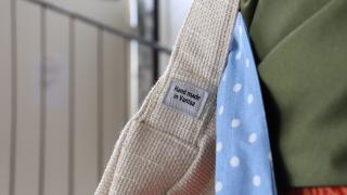 Kassi, jossa lukee "Hand made in Vantaa"