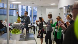 Henkilöt nostavat maljan