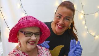 Kaksi henkilöä hymyilee