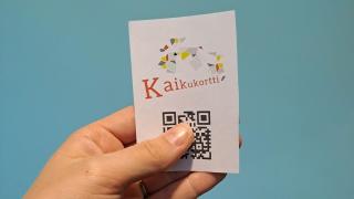 Pahvista Kaikukorttia näyttämällä voi päästä maksuttomiin tapahtumiin.