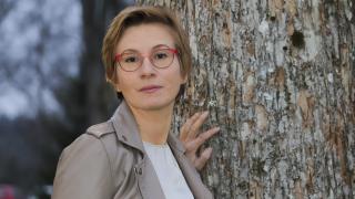 Johtava ylilääkäri Kaisa Rajala puun vieressä.