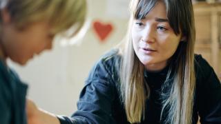 Henkilö lohduttaa lasta