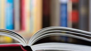 Asukas kuuntelee luettua tekstiä