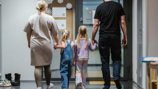 Perhe kävelemässä sisällä