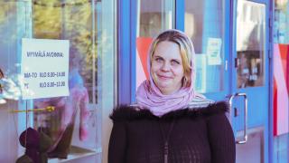 Henkilö valmennustalo Luxin edessä