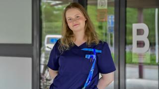 Kesätylöntekijä Maija Talme Keravan terveysaseman ulko-oven edessä.