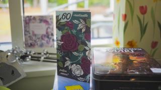 60-vuotisonnittelukortti pöydällä