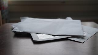 Kirjekuoria pöydällä