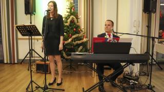 Rebekka Vallinen ja Mikael Konttinen esiintyvät hoivakodissa.