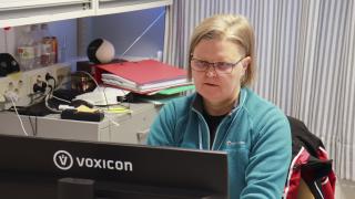 Henkilö käyttää tietokonetta