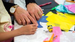 Kolme sormea osoittaa samaan kohtaan