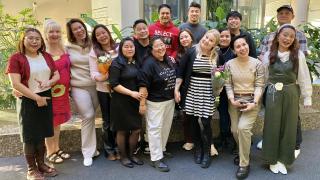 Filippiiniläisten sairaanhoitajien ryhmä juhlii valmistumistaan.