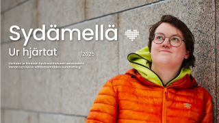 Kuva vuoden 2025 Sydämellä -lehden kannesta, jossa henkilö oranssissa toppatakissa hymyilee.