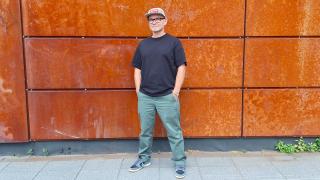 Henkilö seisoo seinän edessä