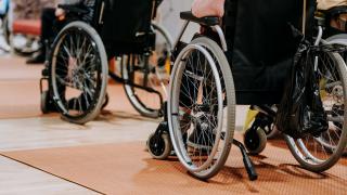 Vanhuksia pyörätuoleissa.