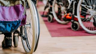 Pyörätuoleja hoivakodissa.