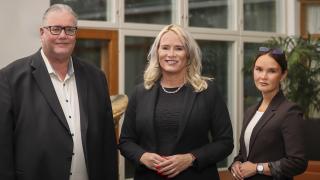 VAKEn aluevaltuuston kolme puheenjohtajaa seisovat vierekkäin.