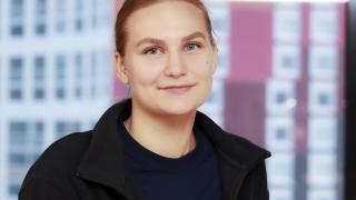 Sairaanhoitaja Venla Liimatainen terveysasemalla ikkunan edessä.