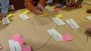 Paperilappuja pöydällä