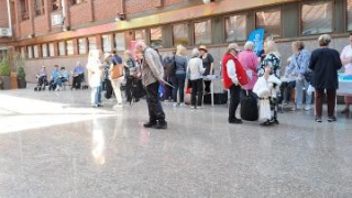 Kuvassa henkilöitä avarassa tilassa.