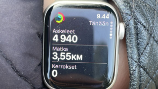 Ranteessa älykello, jossa askelmäärä näytöllä.