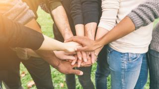 Ihmisten kädet yhdessä.