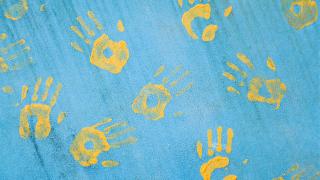 keltaisia kädenjälkiä sinisellä seinällä