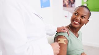 Henkilö saa rokotteen