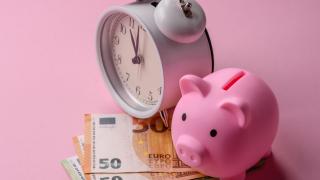 Herätyskello, säästöpossu ja rahaa
