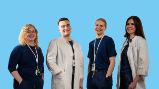 VAKEn sairaanhoitajia ja läkääreitä kuvassa, vaalean sinistä taustaa vasten.